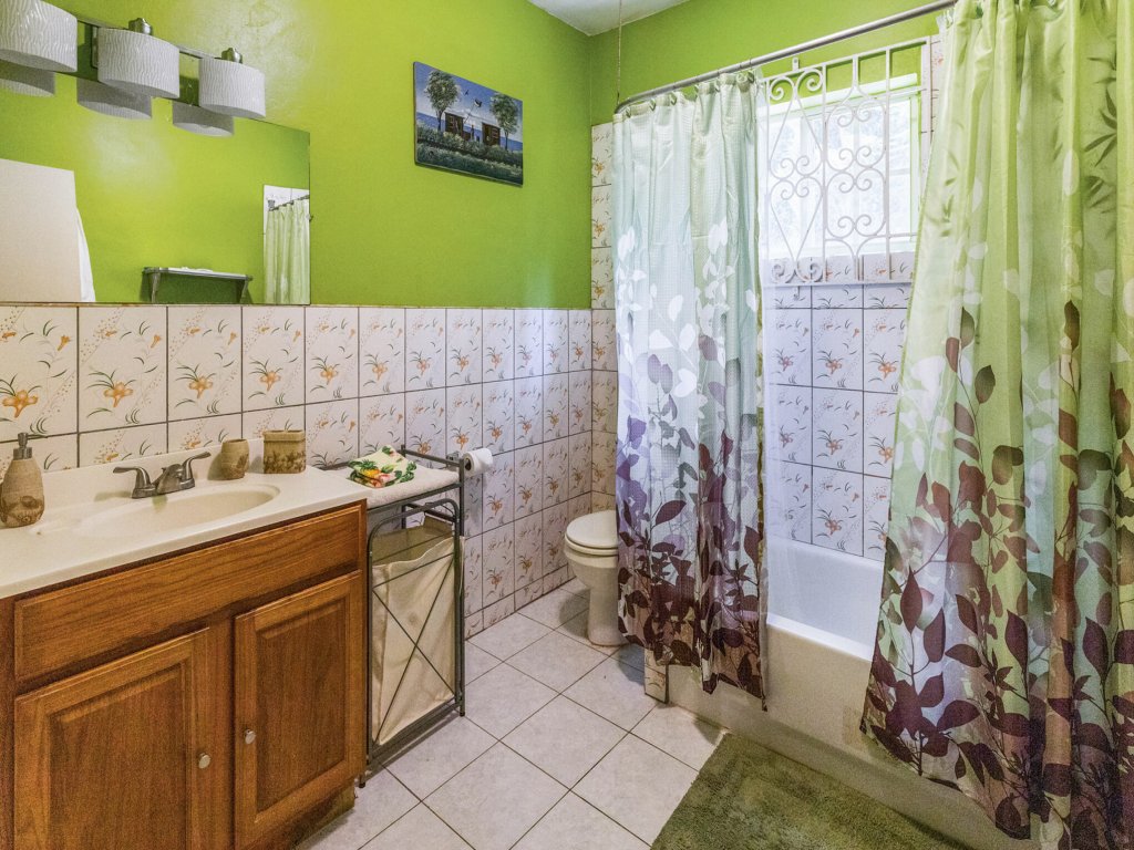 YanceyLargo-6BR Two-Story Estate w/Mountain Views Vacation Rental - RedAwning