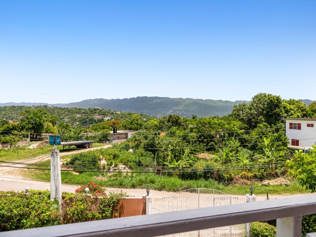 YanceyLargo-6BR Two-Story Estate w/Mountain Views Vacation Rental - RedAwning