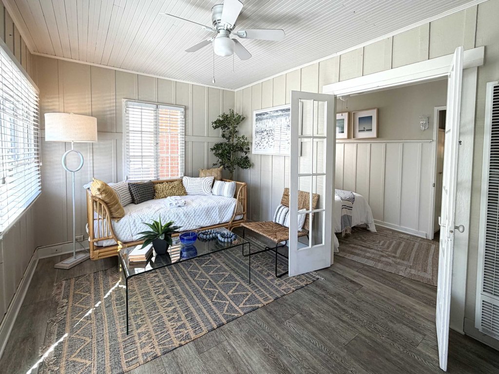 118 Emerald A | Cozy Balboa Island Cottage Vacation Rental in Newport Beach - RedAwning