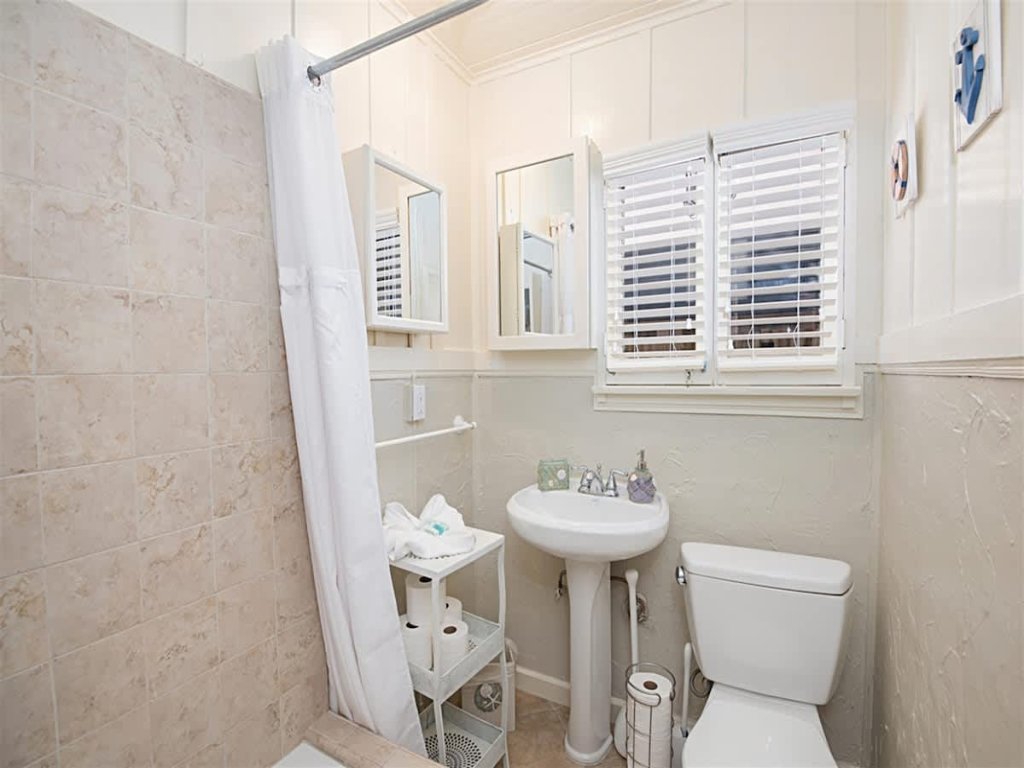 118 Emerald A | Cozy Balboa Island Cottage Vacation Rental in Newport Beach - RedAwning