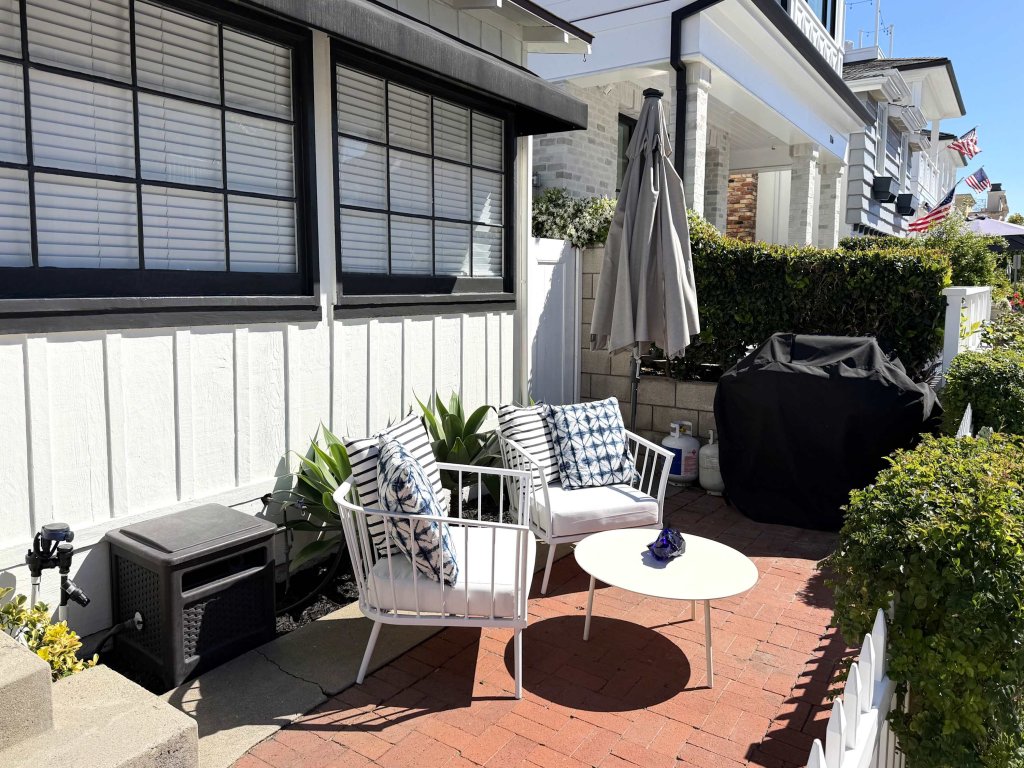 118 Emerald A | Cozy Balboa Island Cottage Vacation Rental in Newport Beach - RedAwning