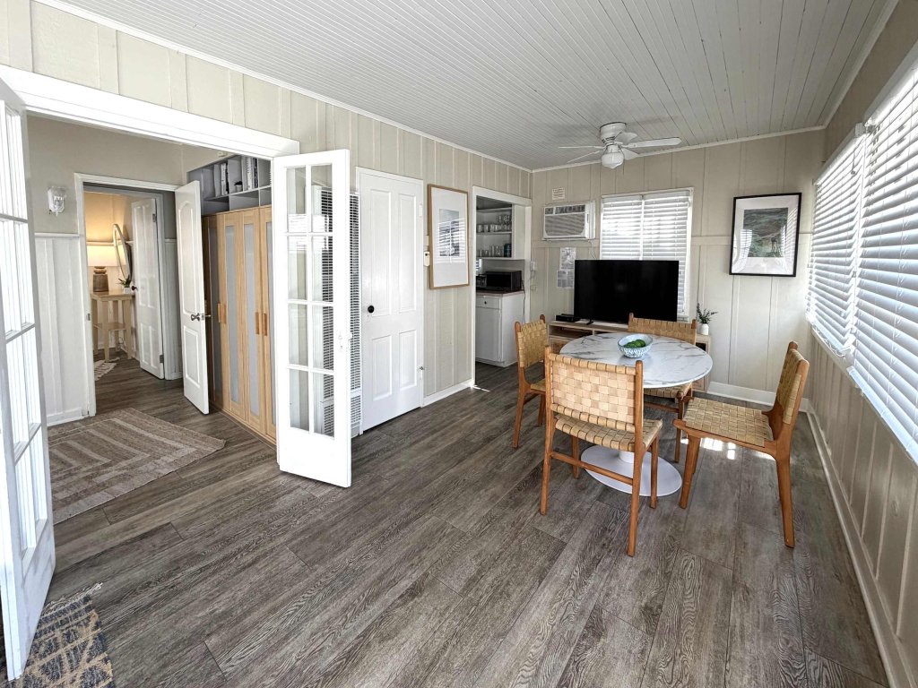 118 Emerald A | Cozy Balboa Island Cottage Vacation Rental in Newport Beach - RedAwning