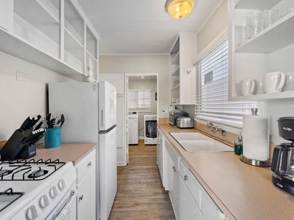 118 Emerald A&B | Lovely Balboa Island 5 Bedroom Duplex Vacation Rental in Newport Beach - RedAwning