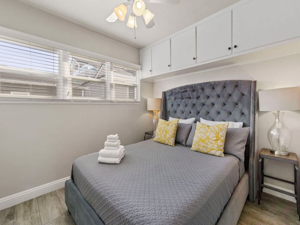 118 Emerald A&B | Lovely Balboa Island 5 Bedroom Duplex Vacation Rental in Newport Beach - RedAwning
