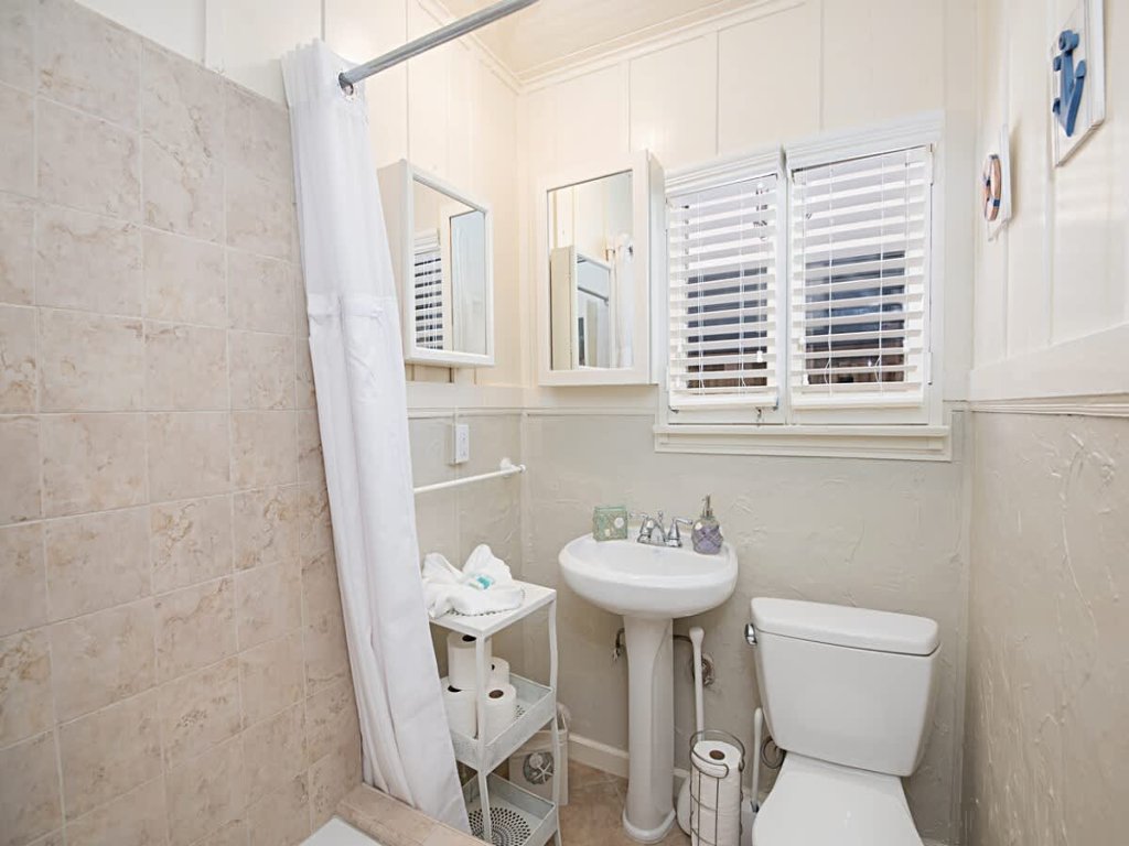 118 Emerald A&B | Lovely Balboa Island 5 Bedroom Duplex Vacation Rental in Newport Beach - RedAwning