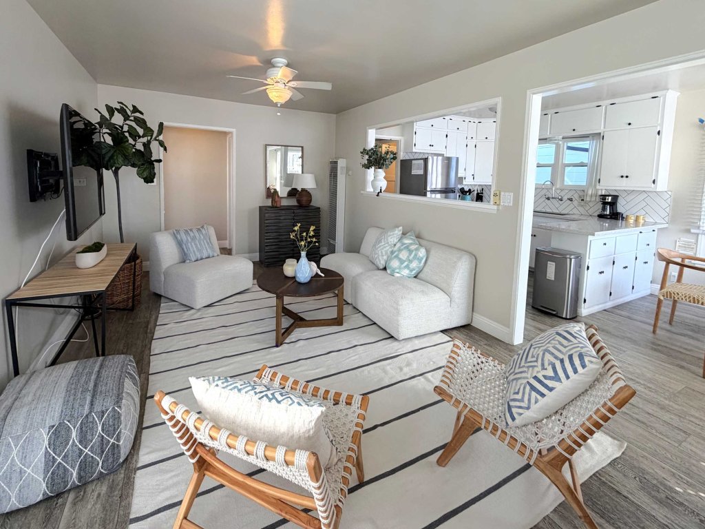 118 Emerald A&B | Lovely Balboa Island 5 Bedroom Duplex Vacation Rental in Newport Beach - RedAwning