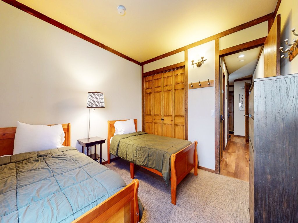 Mammoth Estates 113 Large Pet-Friendly Townhome, Walk to The Village, Private Washer Dryer Vacation Rental in Mammoth Lakes - RedAwning