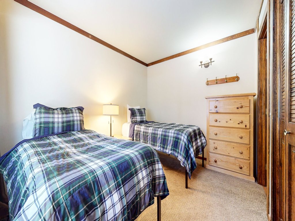Mammoth Estates 113 Large Pet-Friendly Townhome, Walk to The Village, Private Washer Dryer Vacation Rental in Mammoth Lakes - RedAwning