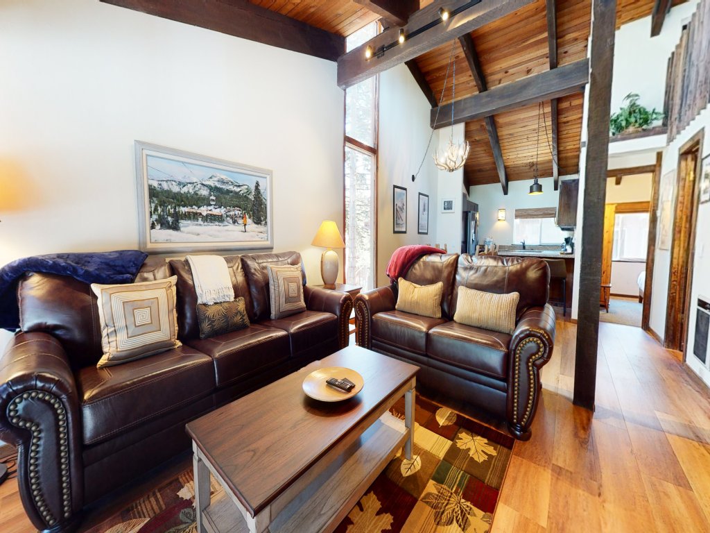 Mammoth Estates 113 Large Pet-Friendly Townhome, Walk to The Village, Private Washer Dryer Vacation Rental in Mammoth Lakes - RedAwning