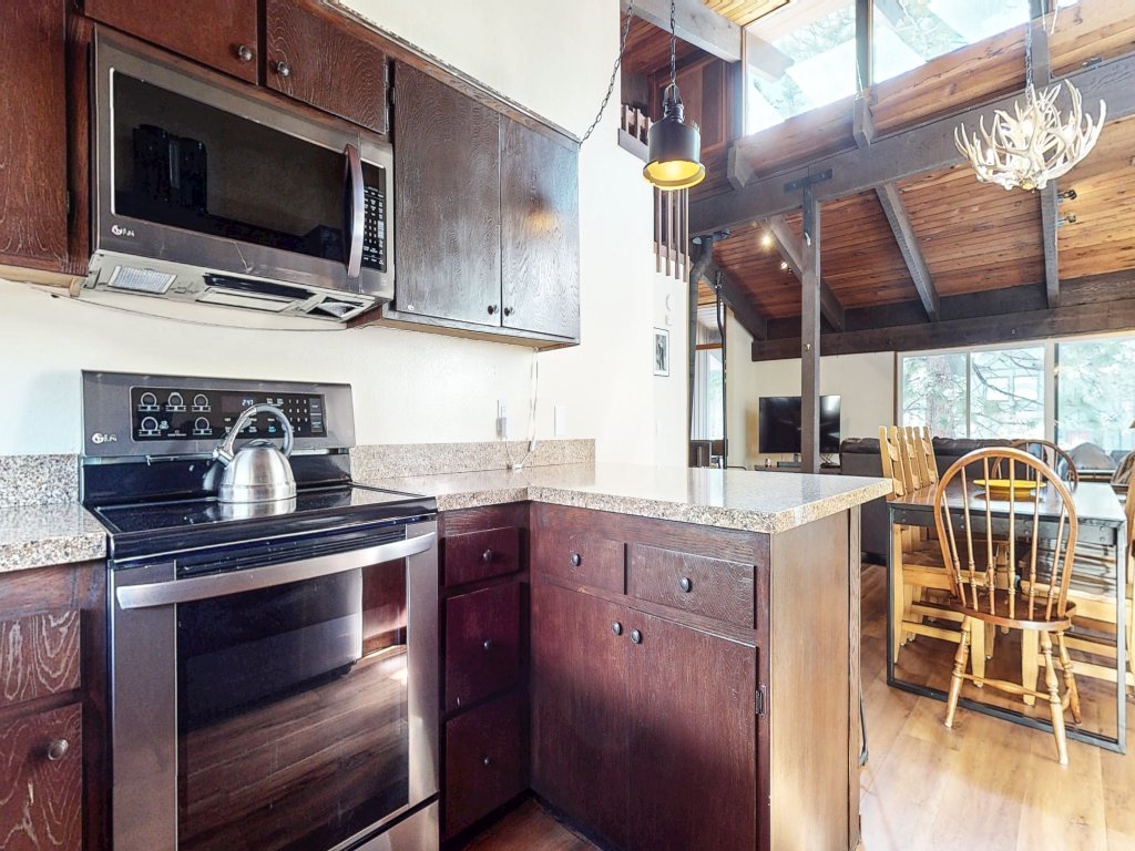 Mammoth Estates 113 Large Pet-Friendly Townhome, Walk to The Village, Private Washer Dryer Vacation Rental in Mammoth Lakes - RedAwning