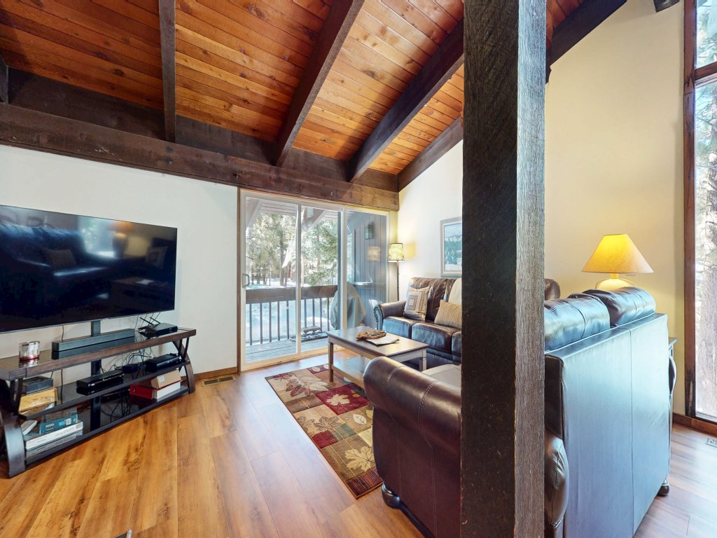 Mammoth Estates 113 Large Pet-Friendly Townhome, Walk to The Village, Private Washer Dryer Vacation Rental in Mammoth Lakes - RedAwning