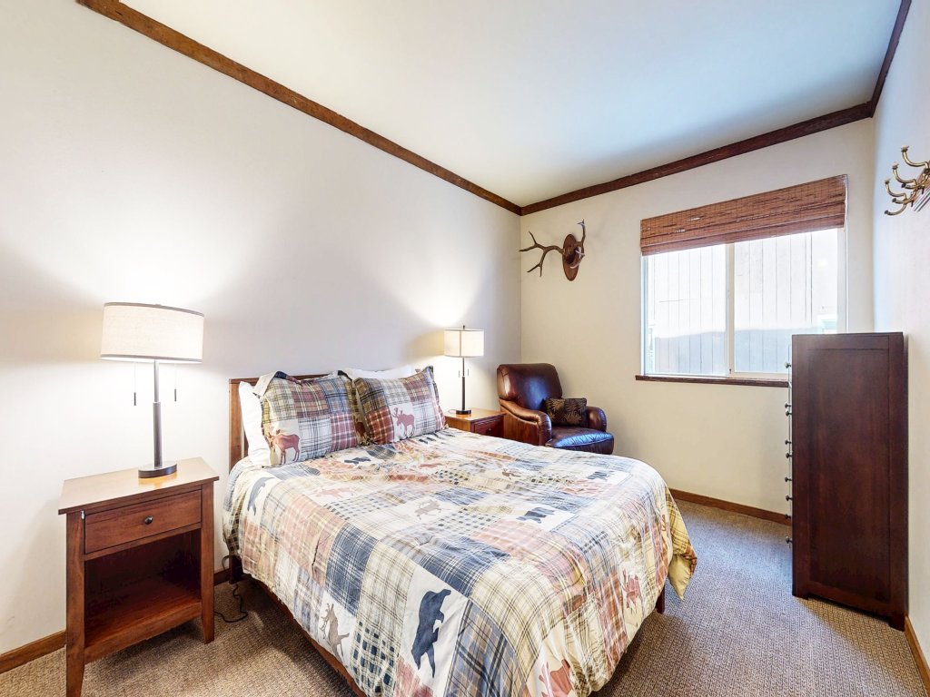 Mammoth Estates 113 Large Pet-Friendly Townhome, Walk to The Village, Private Washer Dryer Vacation Rental in Mammoth Lakes - RedAwning