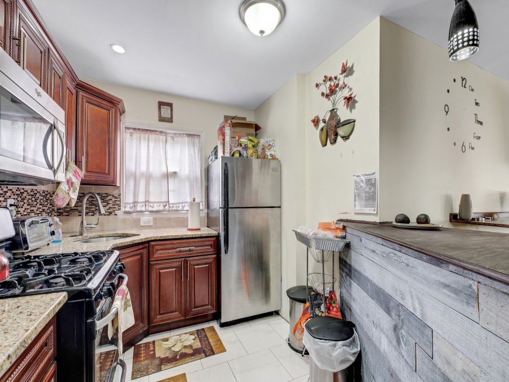 Modern Cozy 3BR Home Just 10 mins From JFK Vacation Rental in New York - RedAwning