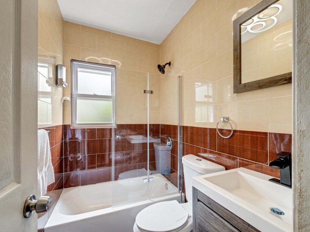 Modern Cozy 3BR Home Just 10 mins From JFK Vacation Rental in New York - RedAwning
