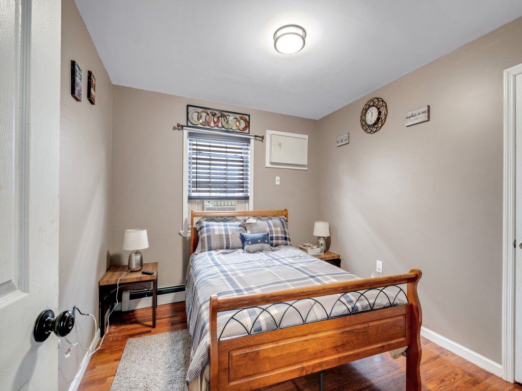 Modern Cozy 3BR Home Just 10 mins From JFK Vacation Rental in New York - RedAwning