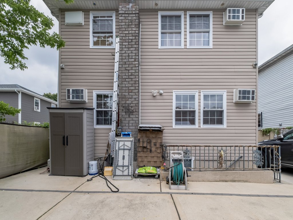 Modern Cozy 3BR Home Just 10 mins From JFK Vacation Rental in New York - RedAwning