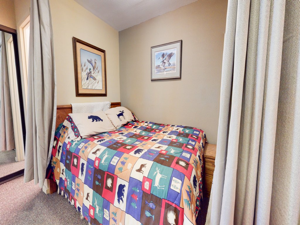 Crestview 25 Convenient Location near the Village and Lifts, Pet-Friendly Vacation Rental in Mammoth Lakes - RedAwning