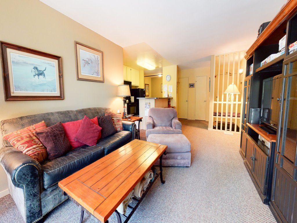 Crestview 25 Convenient Location near the Village and Lifts, Pet-Friendly Vacation Rental in Mammoth Lakes - RedAwning