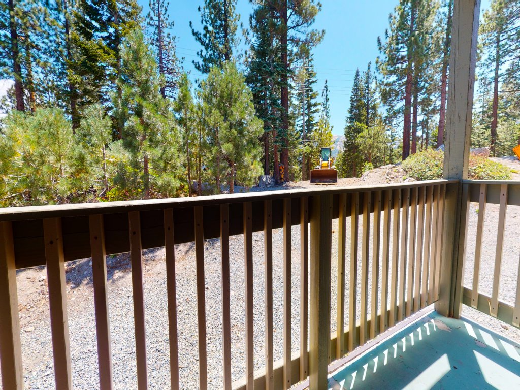Crestview 25 Convenient Location near the Village and Lifts, Pet-Friendly Vacation Rental in Mammoth Lakes - RedAwning