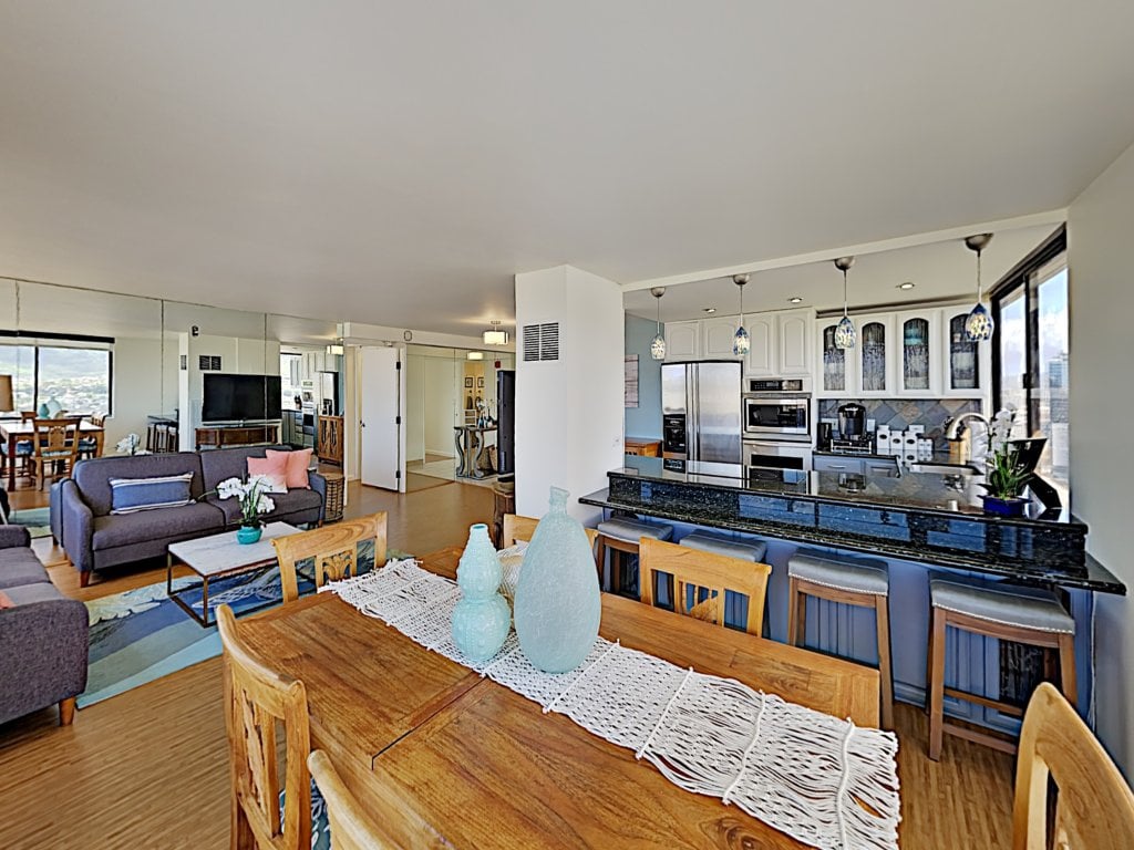 Breathtaking Hawaiian Monarch 2-Bedroom Penthouse Vacation Rental in Honolulu - RedAwning