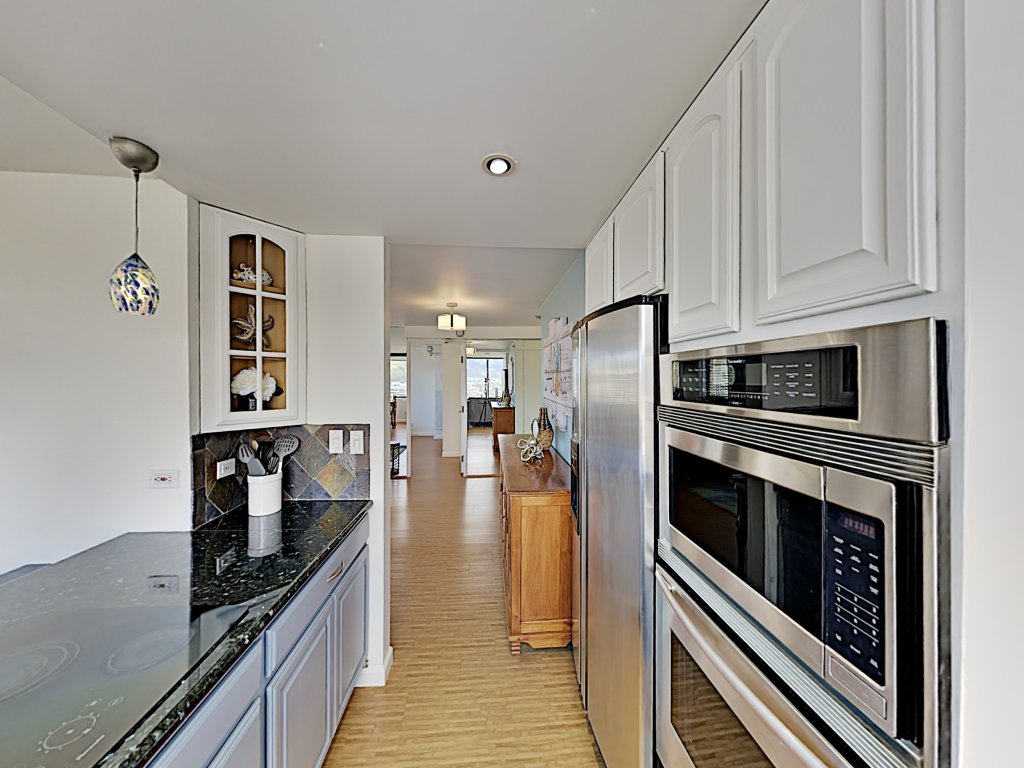 Breathtaking Hawaiian Monarch 2-Bedroom Penthouse Vacation Rental in Honolulu - RedAwning