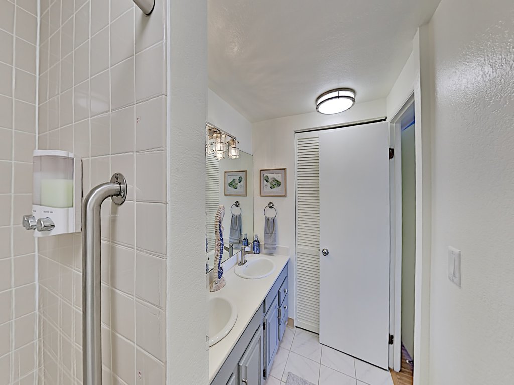 Breathtaking Hawaiian Monarch 2-Bedroom Penthouse Vacation Rental in Honolulu - RedAwning