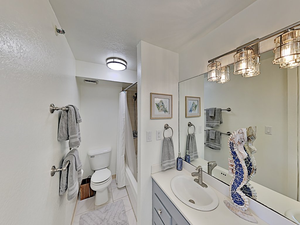 Breathtaking Hawaiian Monarch 2-Bedroom Penthouse Vacation Rental in Honolulu - RedAwning