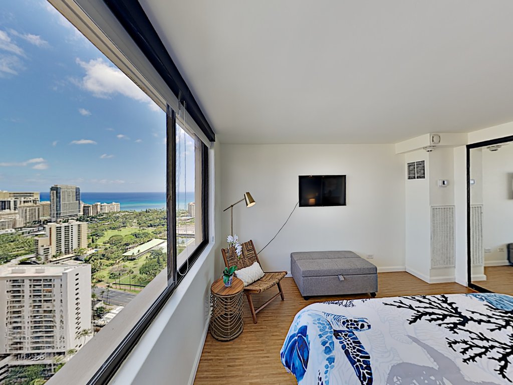 Breathtaking Hawaiian Monarch 2-Bedroom Penthouse Vacation Rental in Honolulu - RedAwning