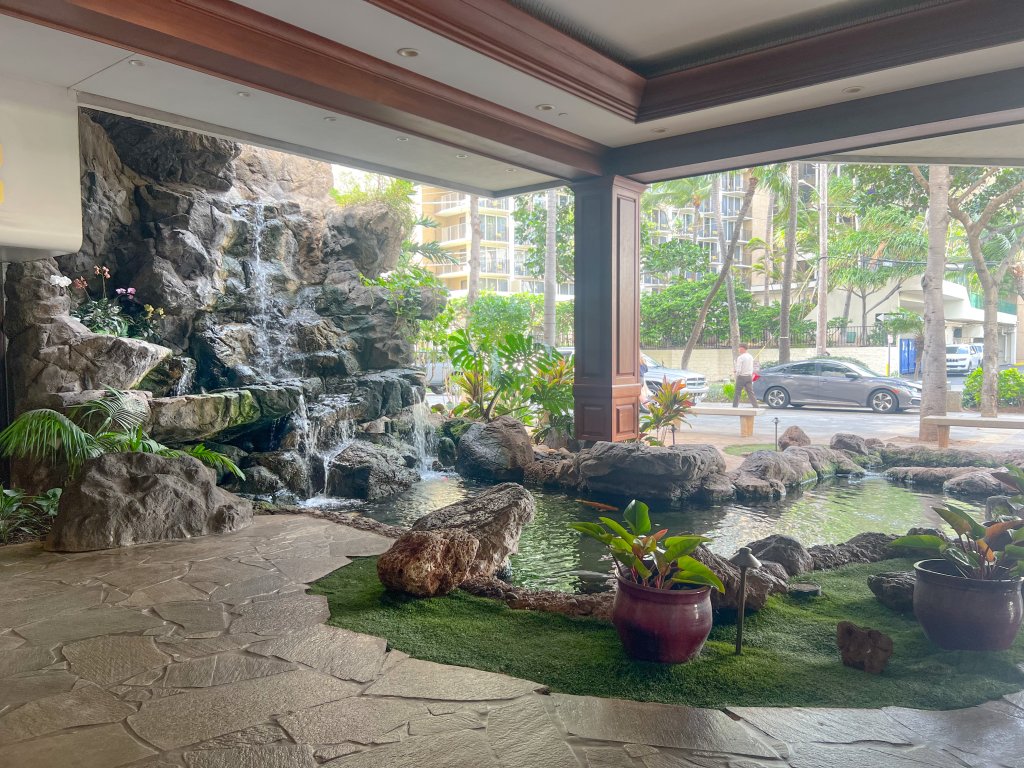 Welcoming Waikiki Banyan 1-Bedroom Vacation Rental in Honolulu - RedAwning