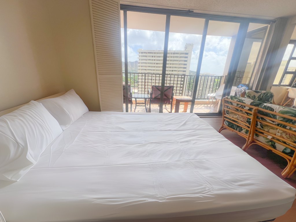 Welcoming Waikiki Banyan 1-Bedroom Vacation Rental in Honolulu - RedAwning