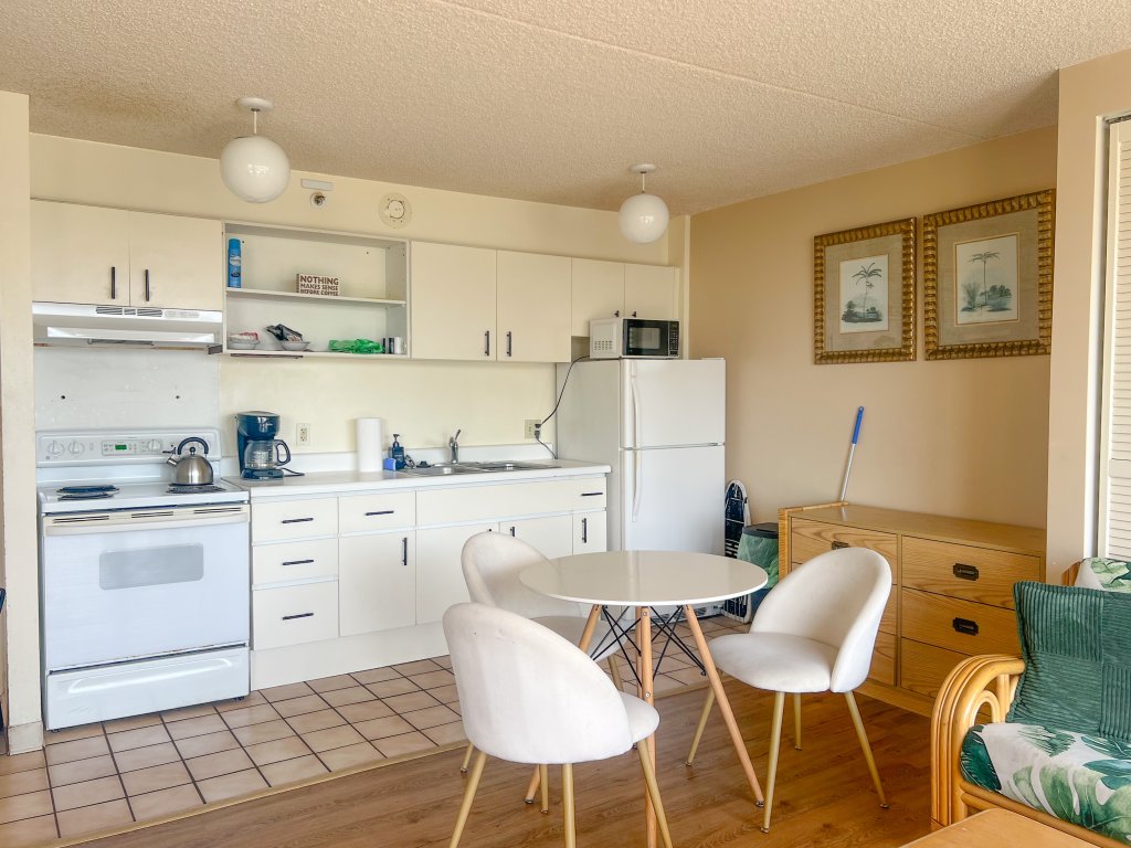 Welcoming Waikiki Banyan 1-Bedroom Vacation Rental in Honolulu - RedAwning