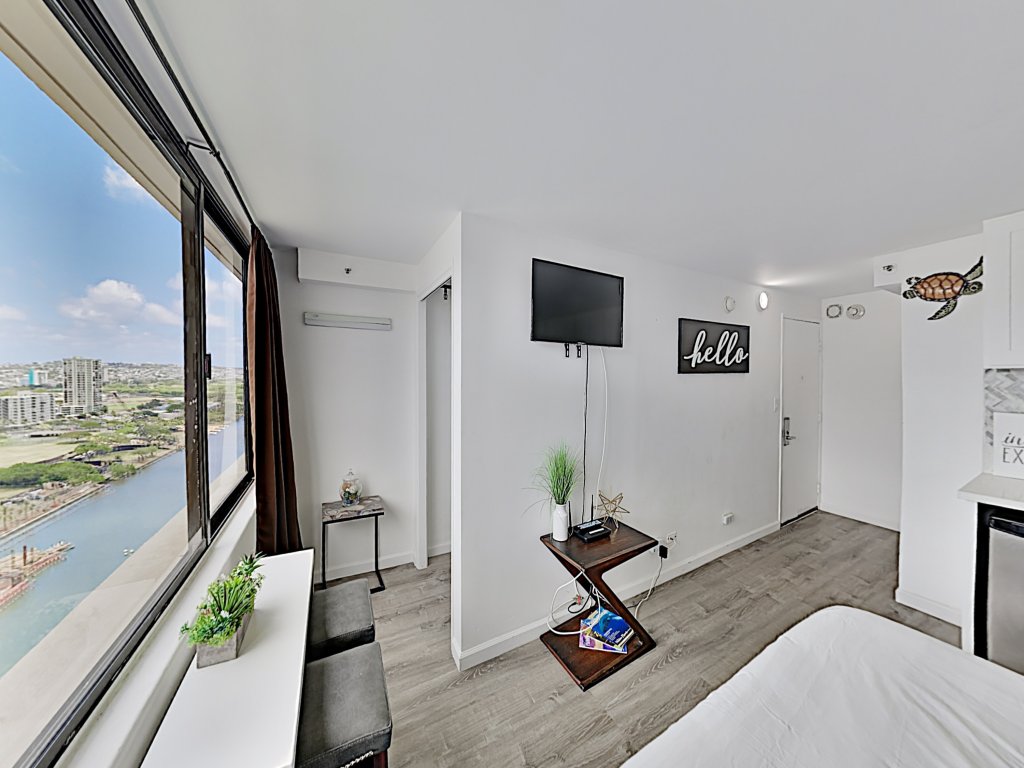 Quaint Waikiki Monarch Studio Vacation Rental in Honolulu - RedAwning