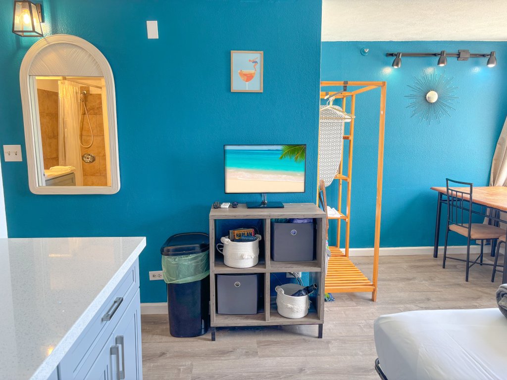 Renovated Beachy Studio at Hawaiian Monarch Vacation Rental in Honolulu - RedAwning