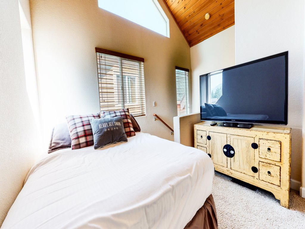 Mammoth Gateway Village 7 Pet-Friendly, Mountain Modern with Private Jacuzzi and 2 Car Garage Vacation Rental in Mammoth Lakes - RedAwning