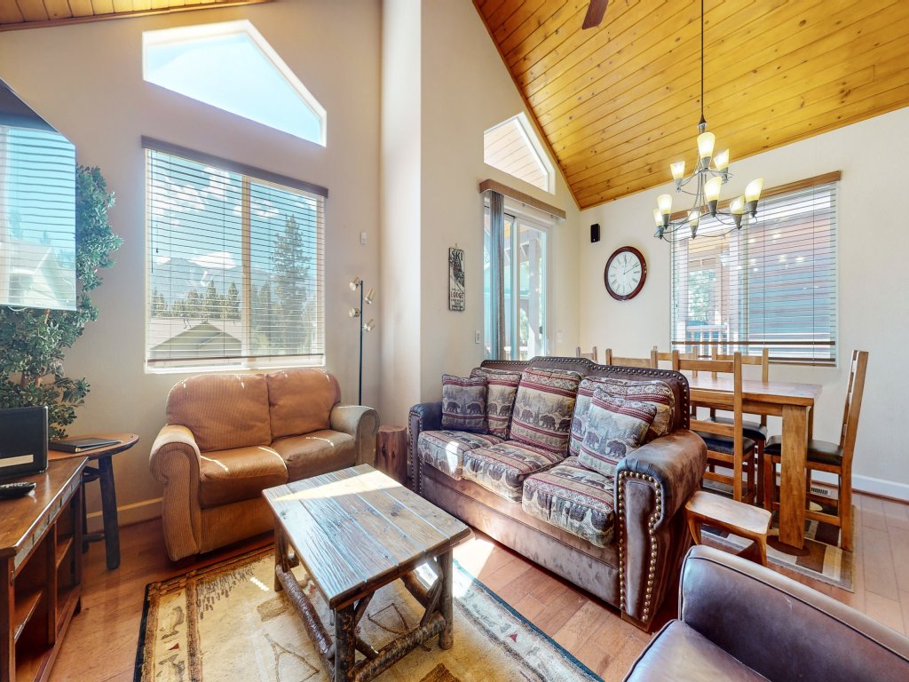 Mammoth Gateway Village 7 Pet-Friendly, Mountain Modern with Private Jacuzzi and 2 Car Garage Vacation Rental in Mammoth Lakes - RedAwning