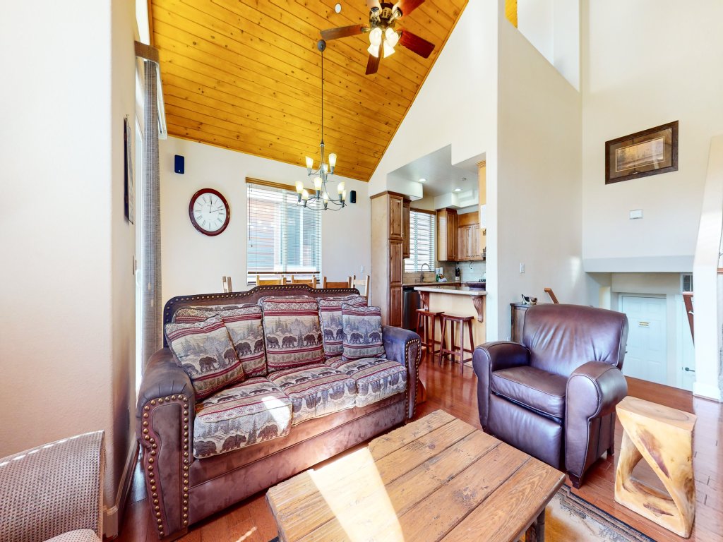 Mammoth Gateway Village 7 Pet-Friendly, Mountain Modern with Private Jacuzzi and 2 Car Garage Vacation Rental in Mammoth Lakes - RedAwning