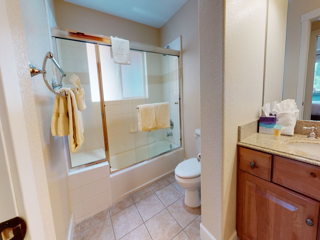 Mammoth Gateway Village 7 Pet-Friendly, Mountain Modern with Private Jacuzzi and 2 Car Garage Vacation Rental in Mammoth Lakes - RedAwning