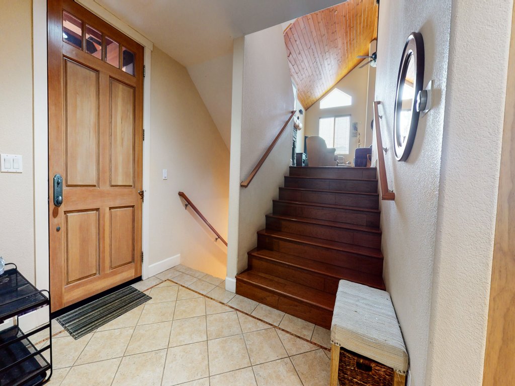 Mammoth Gateway Village 7 Pet-Friendly, Mountain Modern with Private Jacuzzi and 2 Car Garage Vacation Rental in Mammoth Lakes - RedAwning