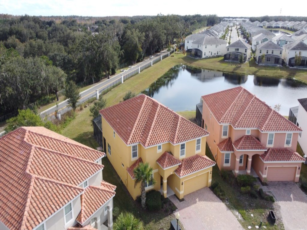 Veranda Home, 8br, 6 en-suites, Lake View,POOL/SPA Vacation Rental in Kissimmee - RedAwning