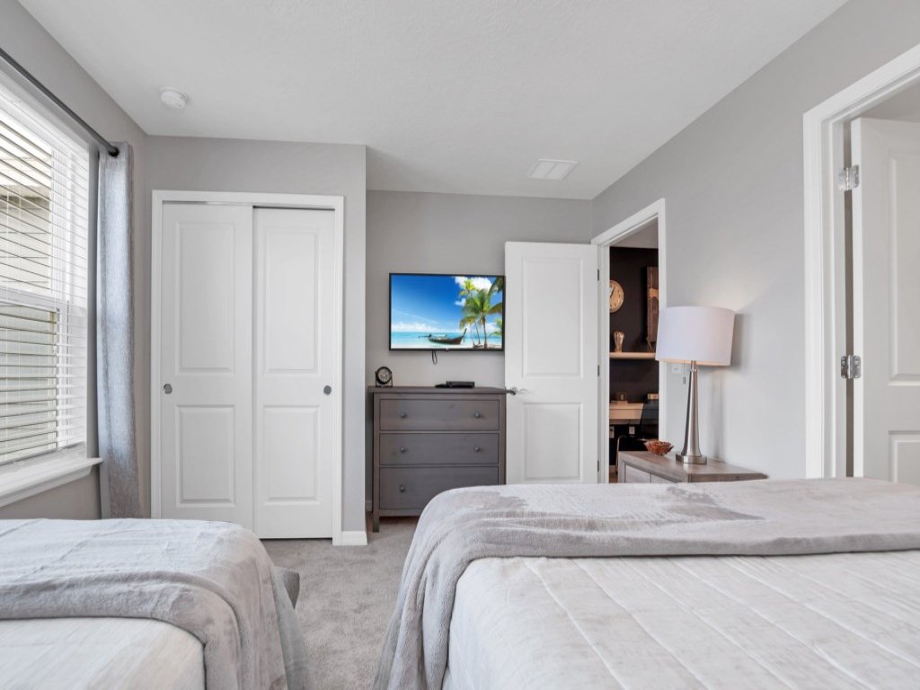 Space For All! 5 Bed in Windsor Island Pool Home! Vacation Rental in Davenport - RedAwning