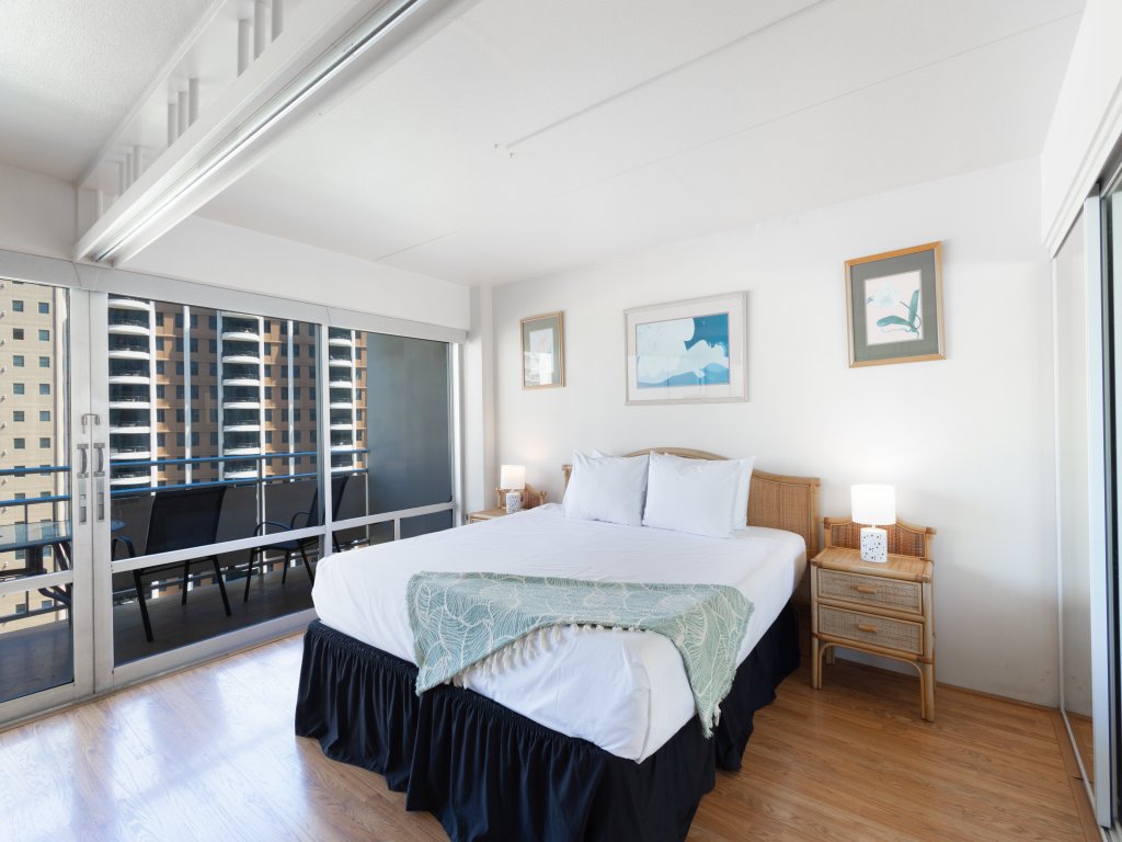 Ilikai Tower 1538 Vacation Rental in Honolulu - RedAwning
