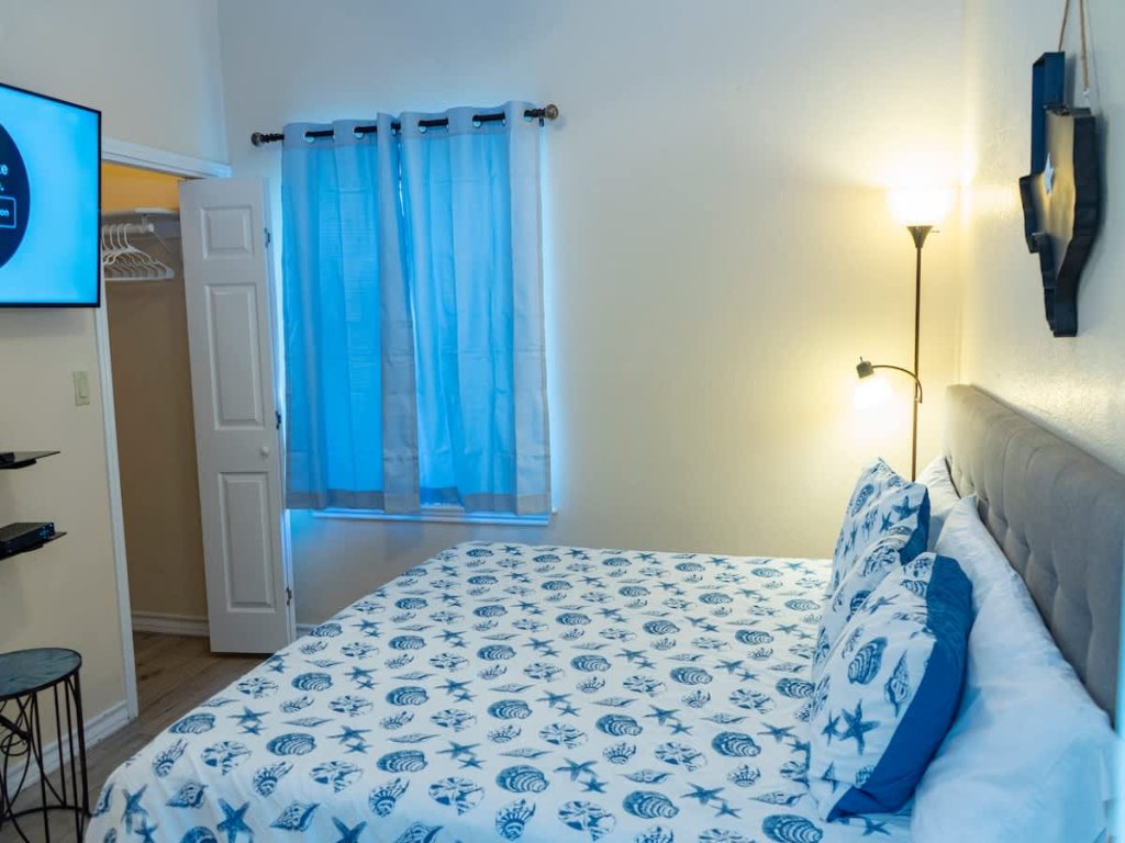 *Clean Pool Walk to Beach * Pet Ok *Ground Floor Vacation Rental in South Padre Island - RedAwning