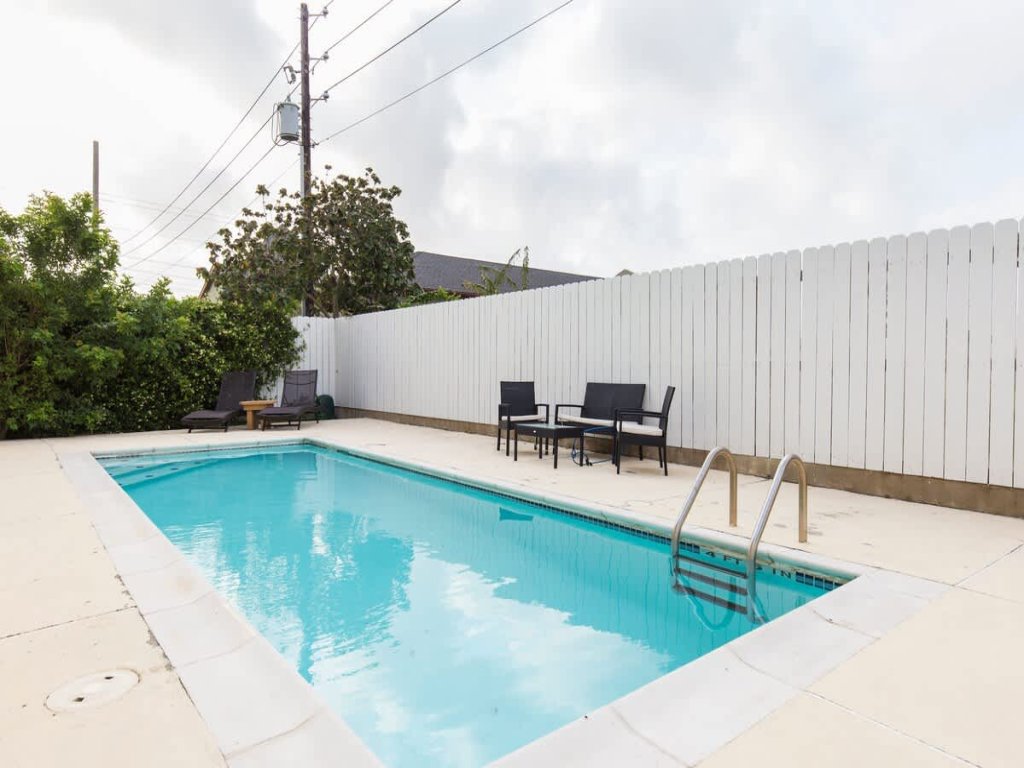 " Oversized 2 Bedroom " Modern " Pool Near Beach Vacation Rental in South Padre Island - RedAwning