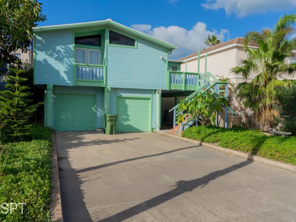 Warm Vibes " 5 mins to Beach " Cool Retro Feel Vacation Rental in South Padre Island - RedAwning