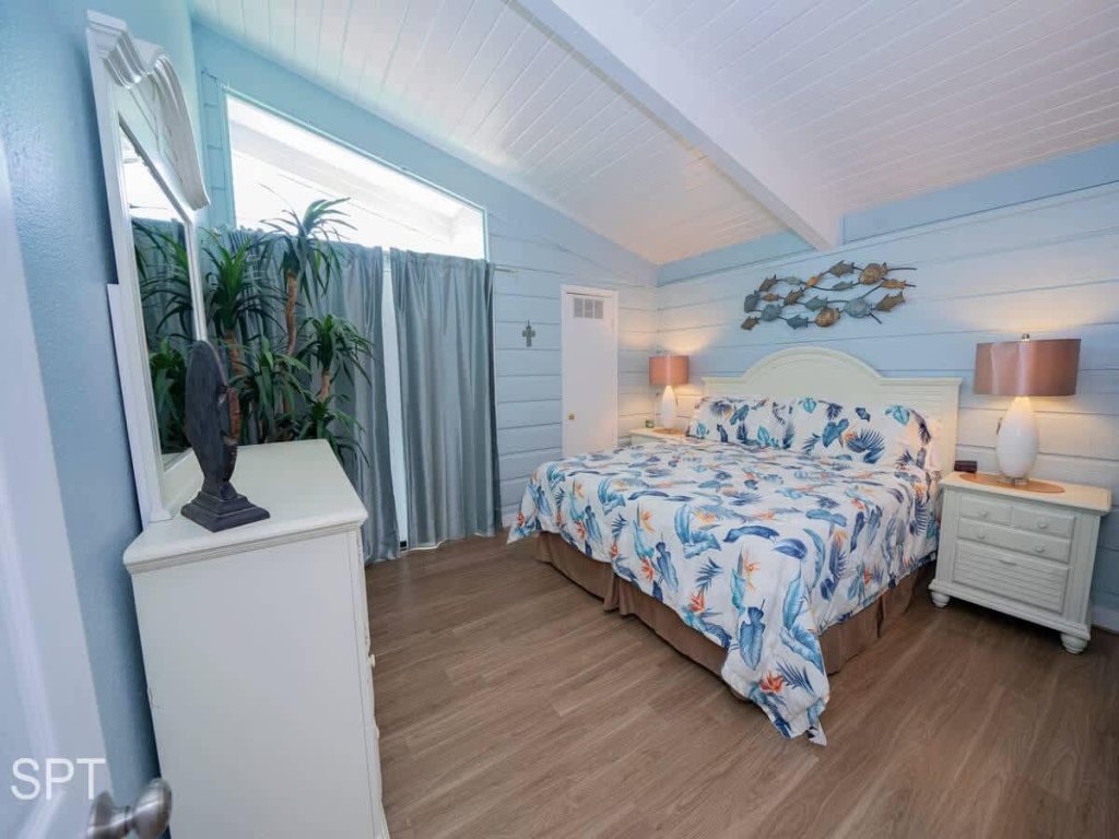 Warm Vibes " 5 mins to Beach " Cool Retro Feel Vacation Rental in South Padre Island - RedAwning