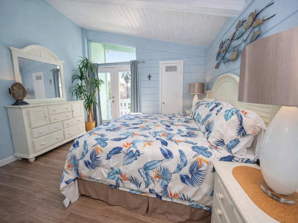 Warm Vibes " 5 mins to Beach " Cool Retro Feel Vacation Rental in South Padre Island - RedAwning