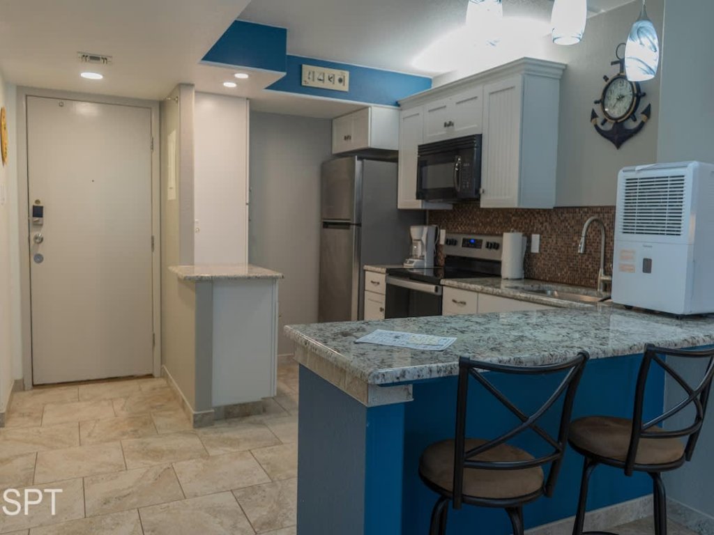 Luxury 1 bedroom " Walk to Beach " Pool Vacation Rental in South Padre Island - RedAwning