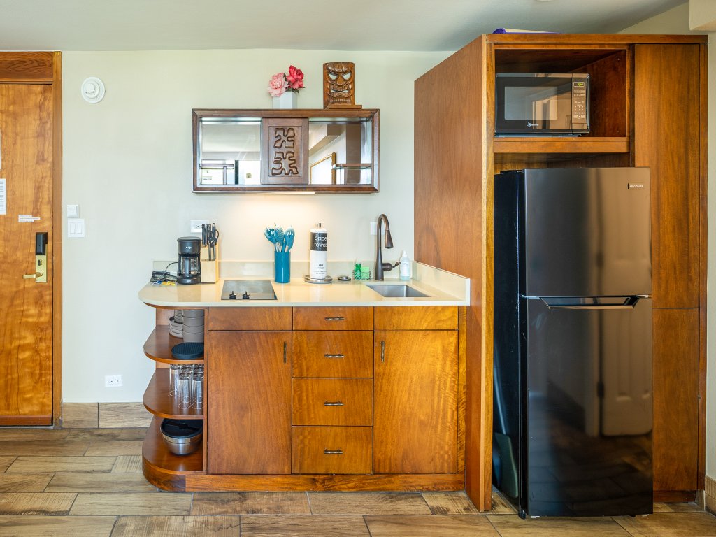 Gorgeous One Bedroom Bamboo Blocks from the Beach Vacation Rental in Honolulu - RedAwning