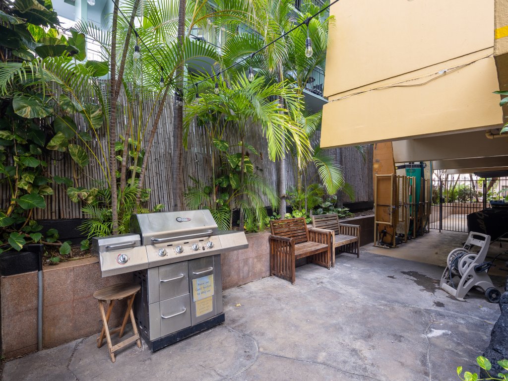 Gorgeous One Bedroom Bamboo Blocks from the Beach Vacation Rental in Honolulu - RedAwning