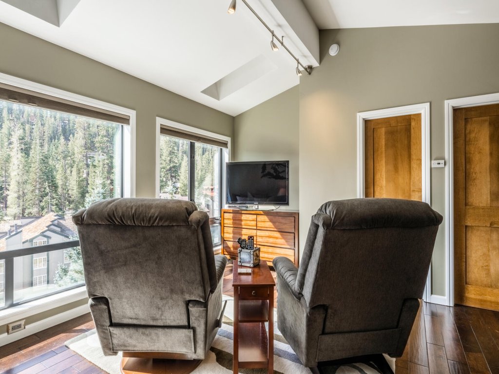 DELUXE SLOPESIDE Condo with 4th FLOOR VIEWS, Elevator and Underground Parking at Canyon Lodge (1849 Condos 409) Vacation Rental in Mammoth Lakes - RedAwning